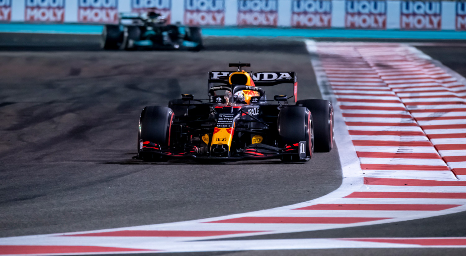 Max Verstappen & Lewis Hamilton, Yas Marina Circuit, 2021