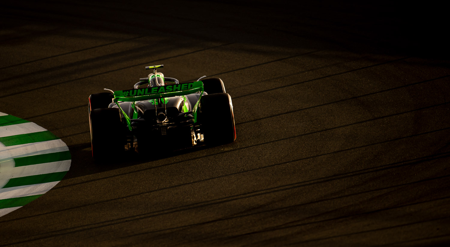 Zhou Guanyu - Skate, Jeddah Corniche Circuit, Jeddah